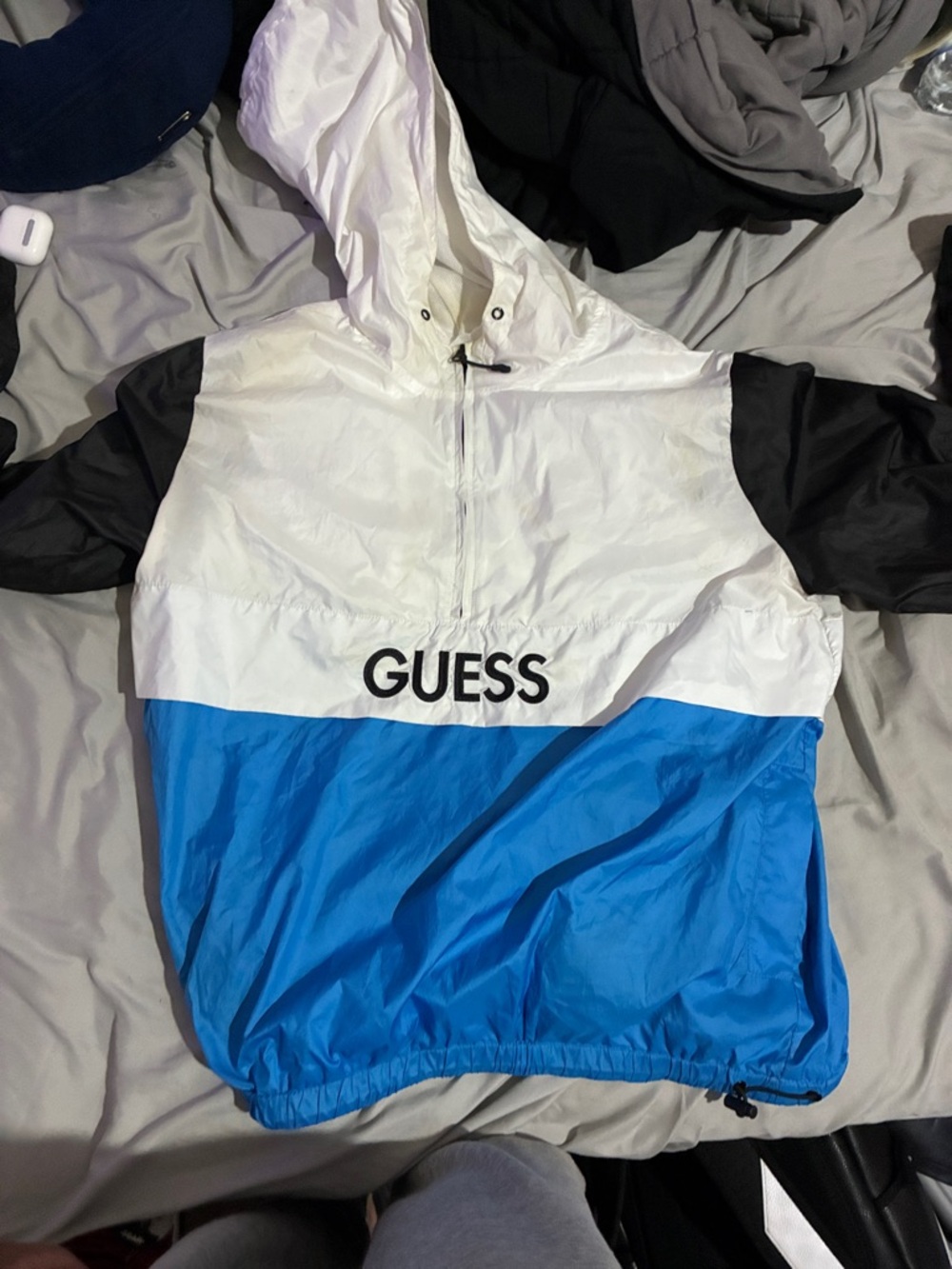GUESS White, Black & Blue Colorblock Hooded Pullover